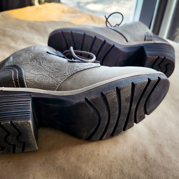 Women's Embossed Lace-Up Ankle Boot in Taupe - Picture 4 of 7